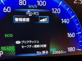 プリクラッシュセーフティーです。カメラとレーダーで自車前方の車両を検知しブザーとディスプレイで注意喚起しブレーキをアシスト、またはブレーキがかかり衝突回避か緩和をします。