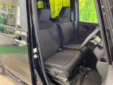 運転席まわりには十分なスペースがあり、大柄な方でもゆったり運転していただける環境です。