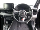 《運転席》目線の位置も高くて運転席からの視界も良好です。シート高さ位置も調整できるので、乗りやすいですね。