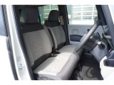 運転席・助手席はベンチシートになっております!運転席と助手席の間をスムーズに移動できます♪