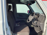 運転席まわりです。実際に座ってみて、乗り心地を体験してみてください。