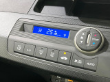 【オートエアコン】一度お好みの温度に設定すれば、車内の温度を検知し風量や温度を自動で調整。暑い…寒い…と何度もスイッチ操作をする必要はありません。快適な車内空間には必須の機能ですね♪