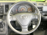 インテリアに合わせたデザインのステアリングは、運転される方のことも考え、運転しやすい形状、大きさです。是非一度、実際に触ってお確かめください。