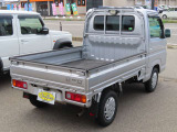 ホンダ・アクティはエンジンを荷台の下に配置した「ミッドシップ」レイアウト!エンジン音が運転席まで届かず静かで、足元も広いです!シート下に荷物を置くこともできます!!