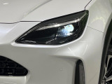 【LEDヘッドライト】悪天候や夜間走行時も良好な視界を確保し安心して運転できる高輝度LEDヘッドライトを装備!点灯速度が早く、消費電力も抑えられています。