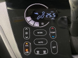 【オートエアコン】一度お好みの温度に設定すれば、車内の温度を検知し風量や温度を自動で調整。暑い…寒い…と何度もスイッチ操作をする必要はありません。快適な車内空間には必須の機能ですね♪