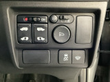 リアドアは乗り降りに便利な両側電動スライドドアです。また運転席に座っていながらスイッチ操作で自在にスライドドアを開け閉めできます。下にVSA(ABS+TCS+横滑り抑制)の解除スイッチがついています。