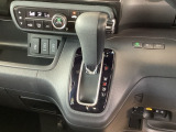 自然に手が届き、操作性の良いインパネシフトに、パーキングブレーキは、フットブレーキタイプなので、運転席と助手席の間はすっきりしています。