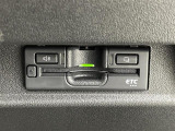 【純正ビルトインETC】有料道路を利用する際に料金所で停止することなく通過できる、ETC車載器が装備されています。セットアップを行うことで利用可能になります。