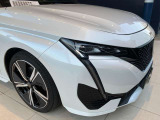 プジョーショールーム隣に常時約10台前後の高年式の認定中古車を中心に展示しております。道路を挟んで斜め向かいにはボルボ認定中古車を常時約20台前後展示しておりますのでごゆっくりご覧頂けます。