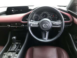 【運転席インテリアデザイン】左右対称のインテリアデザインでドライバーを包み込み運転に集中できるように設計されています。