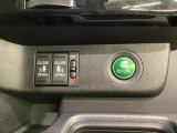 リアドアは乗り降りに便利な両側電動スライドドアです。また運転席に座っていながらスイッチ操作で自在にスライドドアを開け閉めできます。燃費に役立つECONボタンもここです。