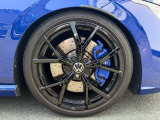 スポーティさを際立たせる20 Years専用19インチアルミホイール「Estoril」(235/35R19)