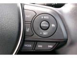 ステアリングスイッチ付き。前方から目を離すことなく、オーディオの選局や運転支援系の操作ができます。