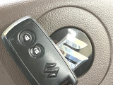 【キーレススタートシステム】カバンやポケットに入れたままでもドアの施錠・解錠が可能なスマートキーを装備。エンジンのオン・オフ時もカギを取り出す必要が無いからとっても便利です♪