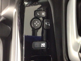 狭い駐車場で便利な電動格納ドアミラーが付いています。