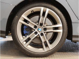 【BMWアロイホイル】軽量かつ強度に拘ったアロイホイル。走行性能ポテンシャルを引き出す設計。車の足元を引き締めてくれる大きなポイントはアロイホイルです。