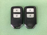 スマートキーを装備しています。鍵を差し込むことなくドアロックの開け閉めと、スタートボタン操作でのエンジンスタートができます。スペアキーも同じものを用意しております。
