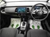 運転にかかわる様々な操作を安全に行えるように視点移動が少なく、操作性に配慮されたスイッチ類が凝縮されたコクピットです。