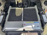 車いすを乗せない場合はスロープを奥に倒すことで、荷物の積み下ろしが楽になります。