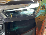 【LEDヘッドライト】悪天候や夜間走行時も良好な視界を確保し安心して運転できる高輝度LEDヘッドライトを装備!点灯速度が早く、消費電力も抑えられています。