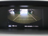 【バックカメラ】シフトを「R」の位置に入れると、自動的に画面がカメラ映像に切り替わり後方の視界をサポートする必須装備です!