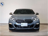 【キドニーグリル】BMWは約90年もの間、ほぼ全ての車両にひと目でBMWだと分かるこの特徴的なフロントグリルが備えられ、デザイン・アイコンとして親しまれてきました。
