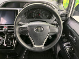 【純正革巻きステアリング】上質な革を使用することで、手にしっかり馴染みとても運転しやすいハンドルです♪