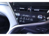 DUALスイッチを押すと運転席側と助手席側で別々に温度調節ができるエアコンです