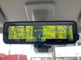 【インテリジェントルームミラー】後席の大きな荷物や同乗者で後方が確認しづらい時でも安心!カメラが撮影した車両後方の映像をルームミラー内に表示。クリアな視界で状況の確認が可能です!