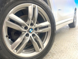 ●純正18インチアルミホイール:輸入車ならではの卓越した走りを支えるホイールと足回りです!日本車の走りに慣れている方にもぜひ体感して頂きたいほど、高いレベルでまとまっています!