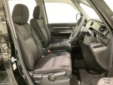 女性でも運転がしやすいように、シートの高さ調整機能(シートリフター)がついています。運転席と助手席の間が空いている為、助手席側への移動がスムーズです。交通量の多い道でも助手席側から乗り降りができます。