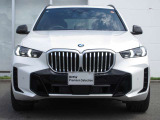 BMWと言えば特徴的なキドニーグリル。ダイナミックなフロントマスクを演出します。