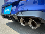 “Akrapovic”チタンエキゾーストシステム。軽量チタンによる高耐久性と迫力のサウンドが魅力です。