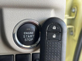 【キーフリーシステム】カバンやポケットに入れたままでもドアの施錠・解錠が可能なスマートキーを装備。エンジンのオン・オフ時もカギを取り出す必要が無いからとっても便利です♪
