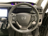 ハンドルにHondaセンシング系のクルーズコントロールやレーンキープアシストなどのスイッチと、オーディオの操作スイッチが装備されています。ハンドルから手を離さず安全に操作できます。
