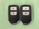 スマートキーを装備しています。鍵を差し込むことなくドアロックの開け閉めと、スタートボタン操作でのエンジンスタートができます。スペアキーも同じものを用意しております。