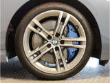 【BMWアロイホイル】軽量かつ強度に拘ったアロイホイル。走行性能ポテンシャルを引き出す設計。車の足元を引き締めてくれる大きなポイントはアロイホイルです。