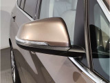 【BMWミラー】視認性の高いスタイリッシュなミラー。自動防眩機能も付いており夜間のドライビングをサポートします。