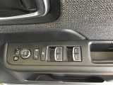 電動格納式リモコンドアミラーと、パワーウィンドウマスタースイッチ等は運転席ドアにあります。