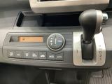 5速AT車のセレクトレバーです。低速から高速までスムーズな走りを実現するとともに、エンジン効率のよい領域を維持することで燃費にも貢献します。