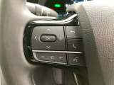運転中、オーディオの操作をしてて、ハッとしたことはありませんか?ステアリングスイッチは、運転中でもハンドルでオーディオの操作が可能です。安全なドライブをサポートします。