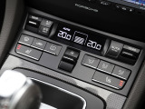 シートヒーターは、3段階調節可能。座面とバックレストを暖め、肌寒い日でも快適にドライブできます。