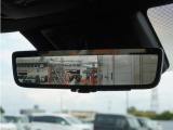 デジタルインナーミラー装備です!後席の同乗者や荷物で視界が狭くなる時や、雨天時、夜間、夕暮れ時でもクリアで広い後方視界を確保し、走行時の安全運転をサポートします。