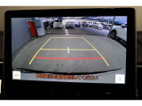 後方の死角を軽減し、狭い場所での切替しや駐車もしやすくなるバックモニターを装備しています。
