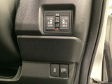 両側電動スライドドアは運転席から操作ができます。ヘットライトリベライザーのスイッチがあり道路状況や積荷の加重に応じてライトの高さ調節可能で、Hondaセンシング用のVSA解除スイッチがついてます。