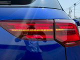 後続車からの視認性に優れるLEDダークテールランプ。ウィンカーは流れる様に点滅する「ダイナミックターンインジケーター」を装備。