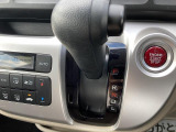 ベンチシートだから左右の行き来も楽々で、狭い駐車スペースでの乗り降りも安心です♪