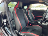 【専用スポーツシート】ホールド性に優れ、カーブ時の体が流れを抑制してくれます。また、体にフィットするから腰や背中が疲れにくく、ロングドライブや高速走行でも快適にお過ごしいただけます♪