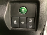 Hondaセンシング用の、VSA(ABS+TCS+横滑り抑制)解除とレーンキープアシストシステムのメインスイッチなどはハンドルの右側に装備しています。燃費に役立つECONボタンもここです。
